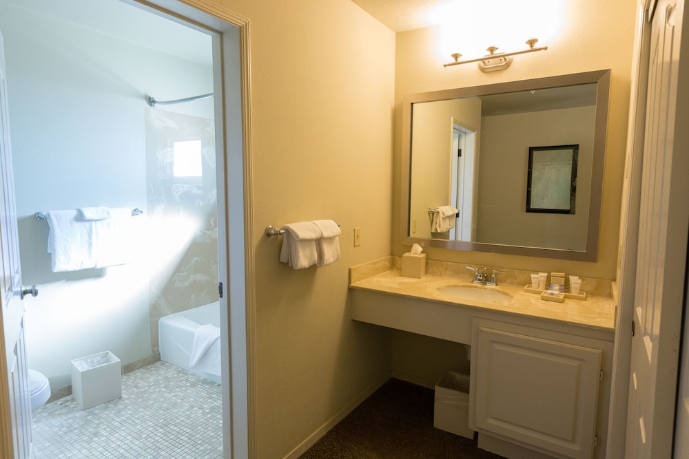 Cambria Landing Inn & Suites - photo 25