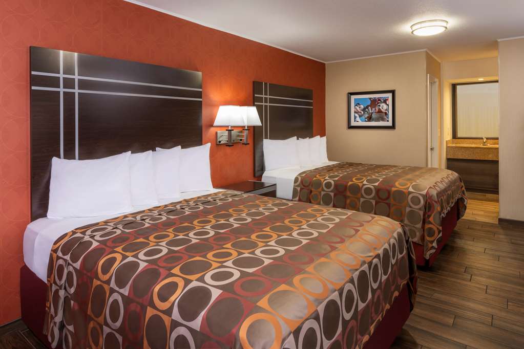 Best Western Plus Raffles Inn & Suites - photo 14