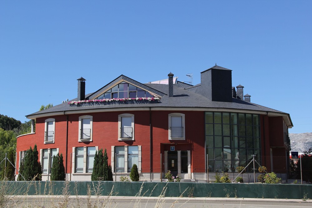 Tremazal Hotel — hotel in Guardo