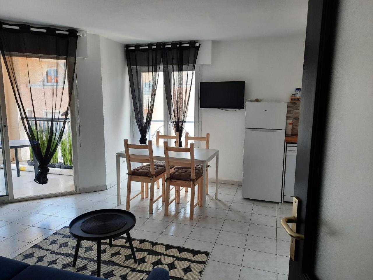 Coeur Marina Climatise Terrasse Parking in Frejus, France