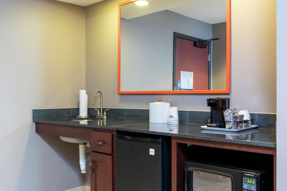 Hampton Inn & Suites Marshalltown - photo 28