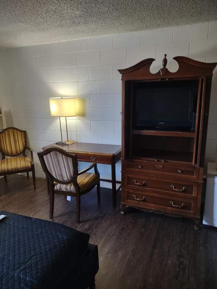 The Pines Motel - photo 20