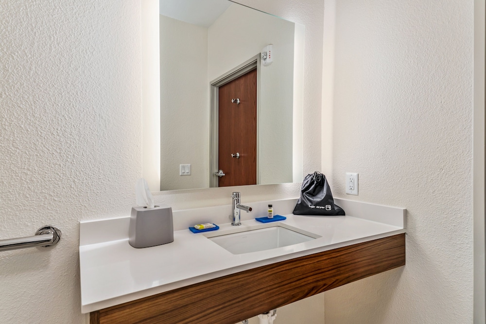 Holiday Inn Express Suites Van Buren Ft Smith Area by IHG - photo 36