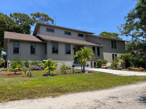 Tropical Bay House — 4-Star Luxury Hotel in Englewood, United States