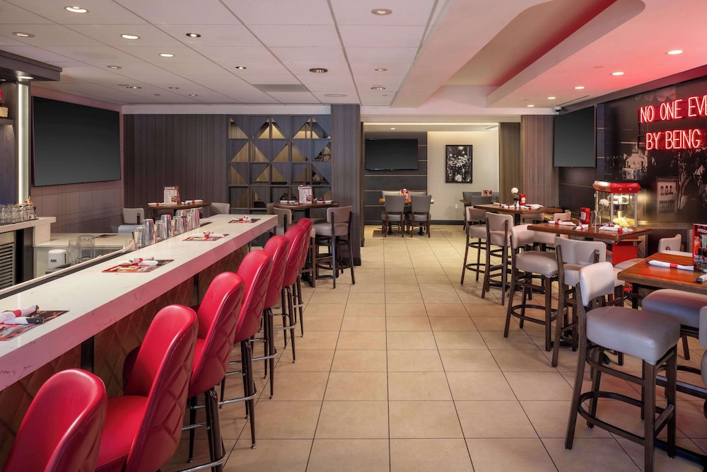 Hilton Garden Inn Los Angeles Hollywood - photo 22