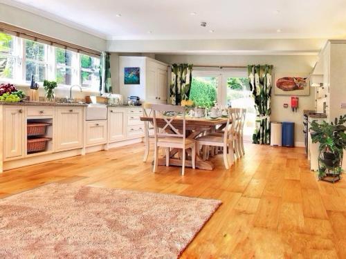 Daweswood Luxury cottage lake access & hot tub — 4-Star Luxury Hotel in Canterbury, United Kingdom