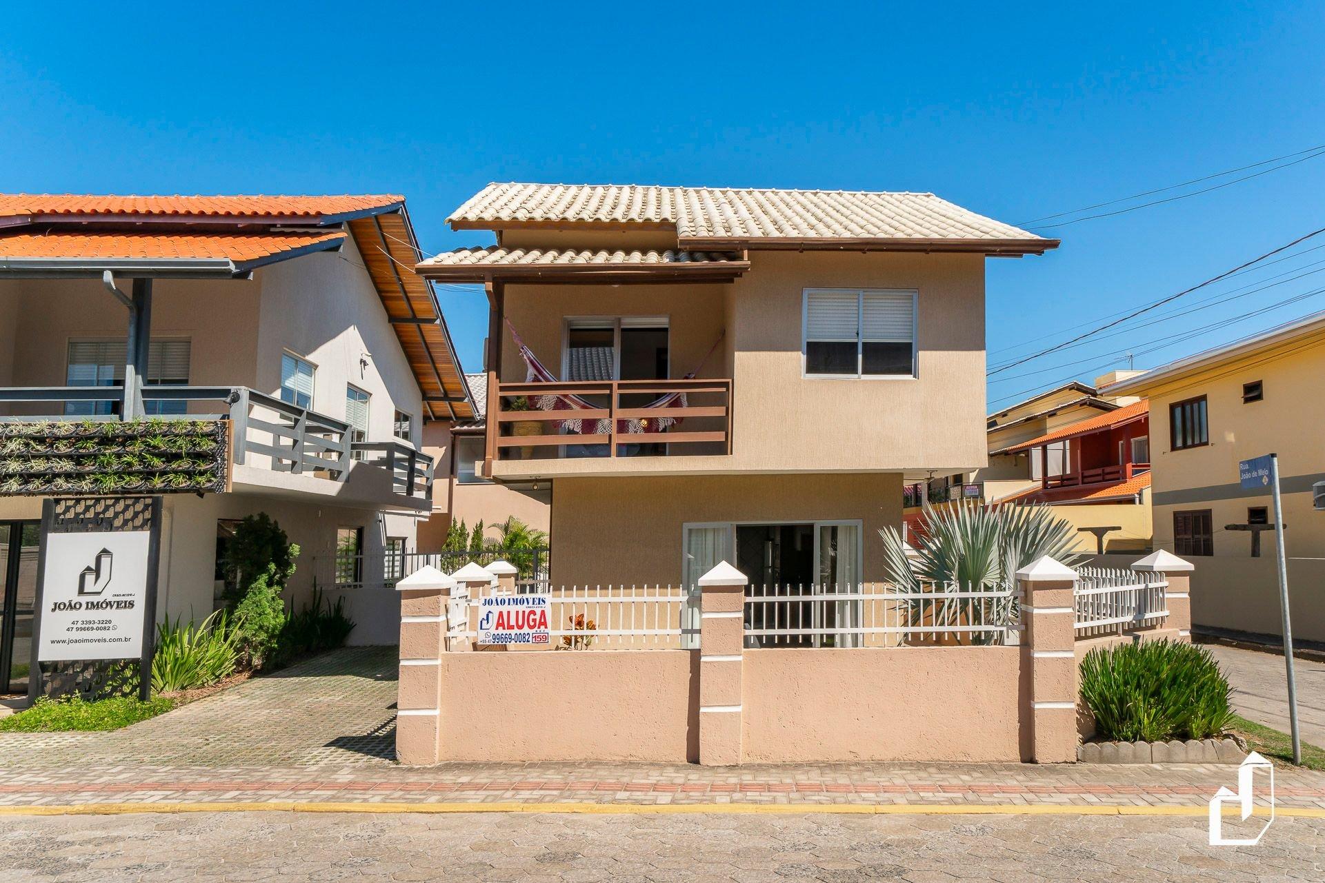 Casa com 03 dormitórios de casal