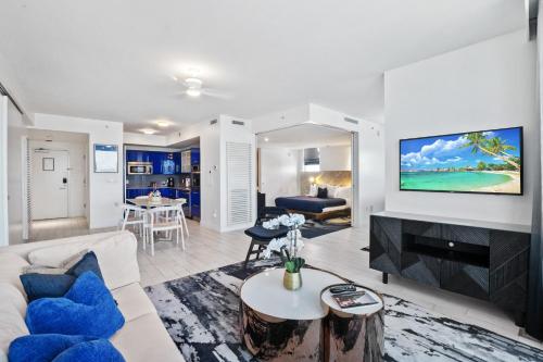 23rd Floor W 2BR with Den Ocean Views Sleeps 8 — 5-Star Luxury Hotel in Fort Lauderdale, United States