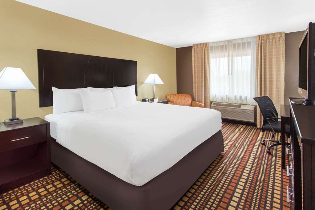 Days Inn & Suites by Wyndham Davenport East - photo 8