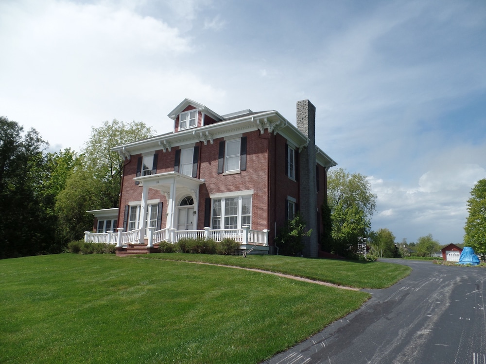Captain Sweetser’s Inn