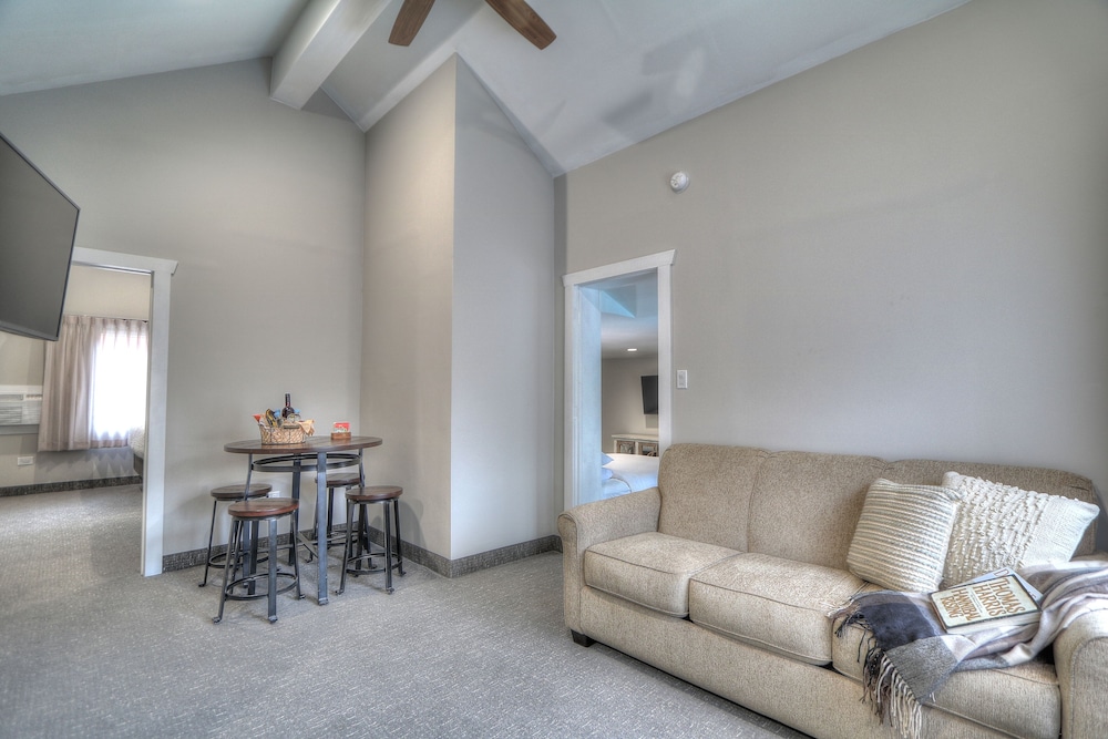 River Edge Inn - photo 32