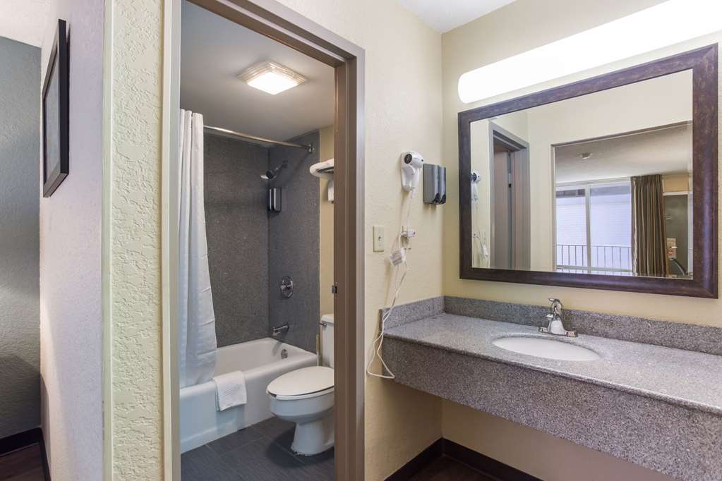 Econo Lodge Gallatin Metro Nashville - photo 22