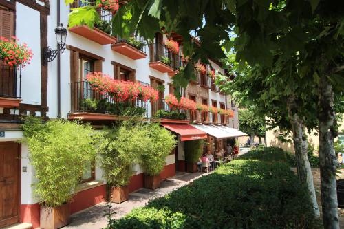 Apartamentos Turísticos Ezcaray — 4-Star Luxury Hotel in Ezcaray, Spain