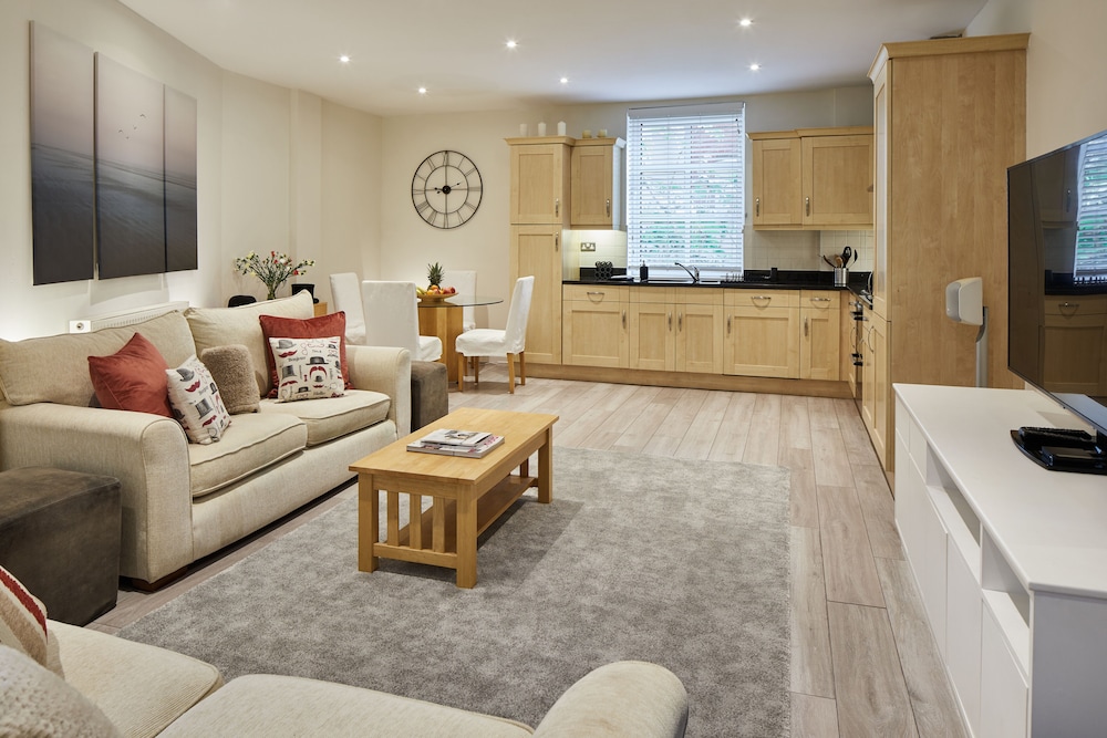 Castle Retreat City Centre Near Train & Parking — 4-Star Luxury Hotel in Winchester, United Kingdom