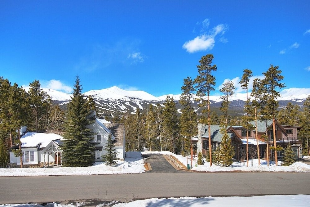 Mountain Majesty Manor Main Street by Pinnacle Lodging - photo 36