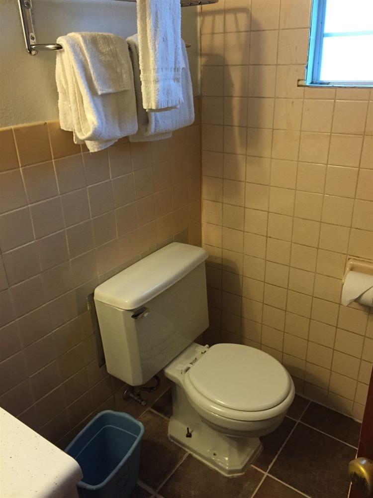 B & J Motel - photo 18