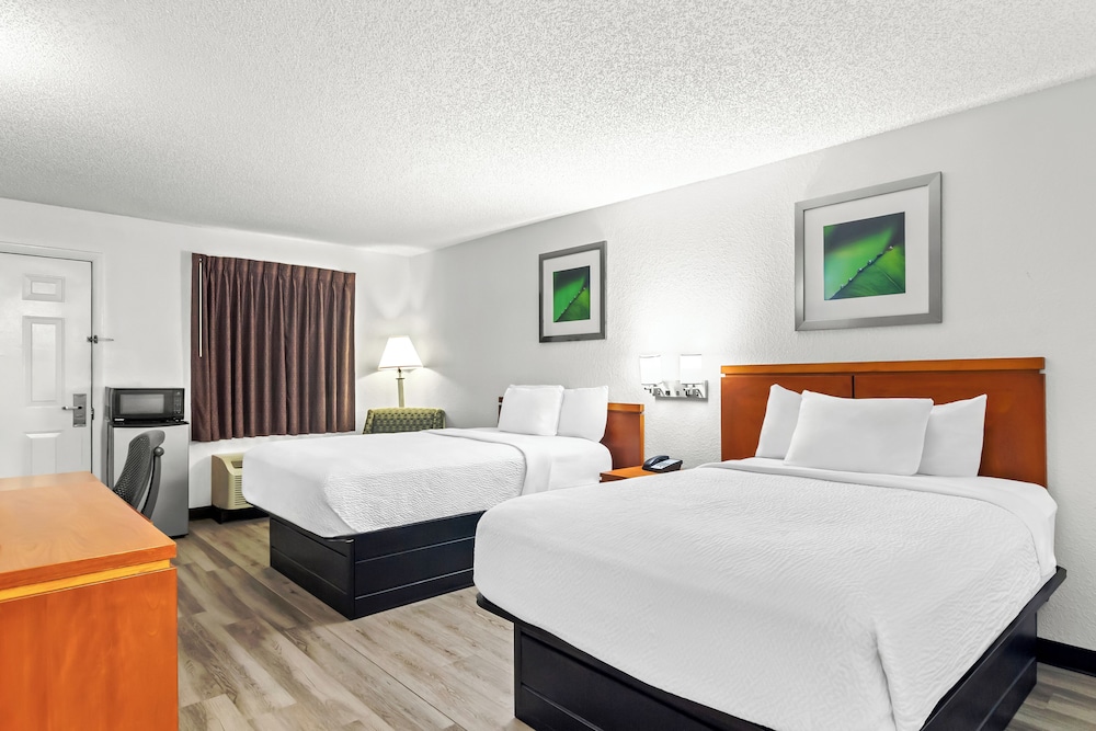 Travelodge Suites by Wyndham MacClenny — hotel in Macclenny