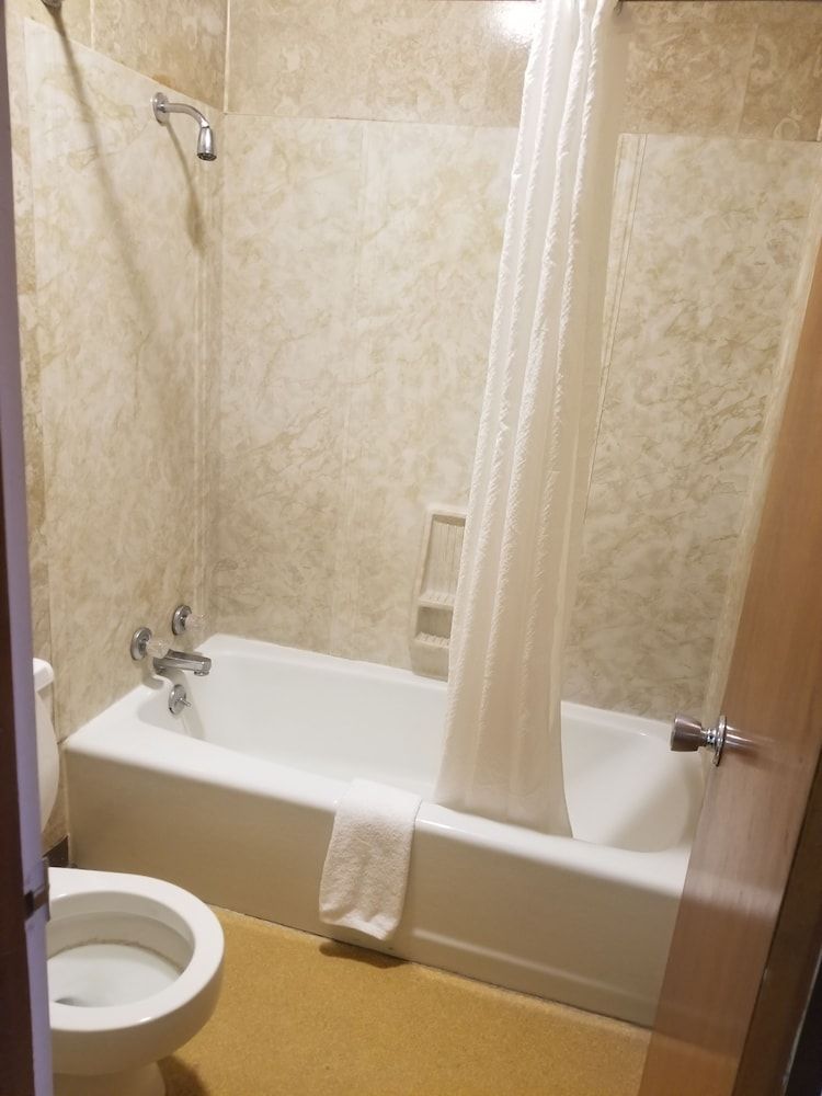 First Interstate Inn - photo 7