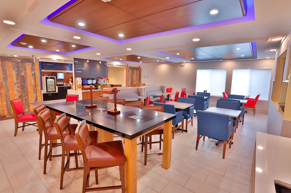 Holiday Inn Express & Suites Dickson by IHG - photo 16
