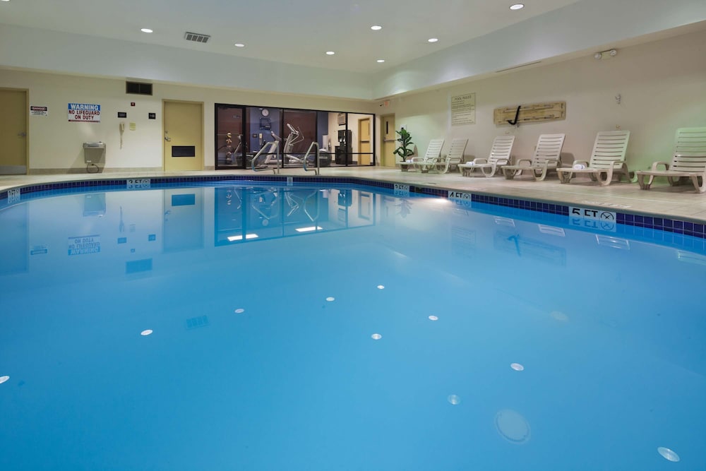 Hampton Inn Youngstown North - photo 30