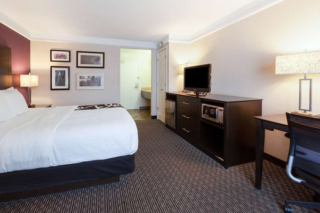 La Quinta Inn & Suites by Wyndham Detroit Utica - photo 18