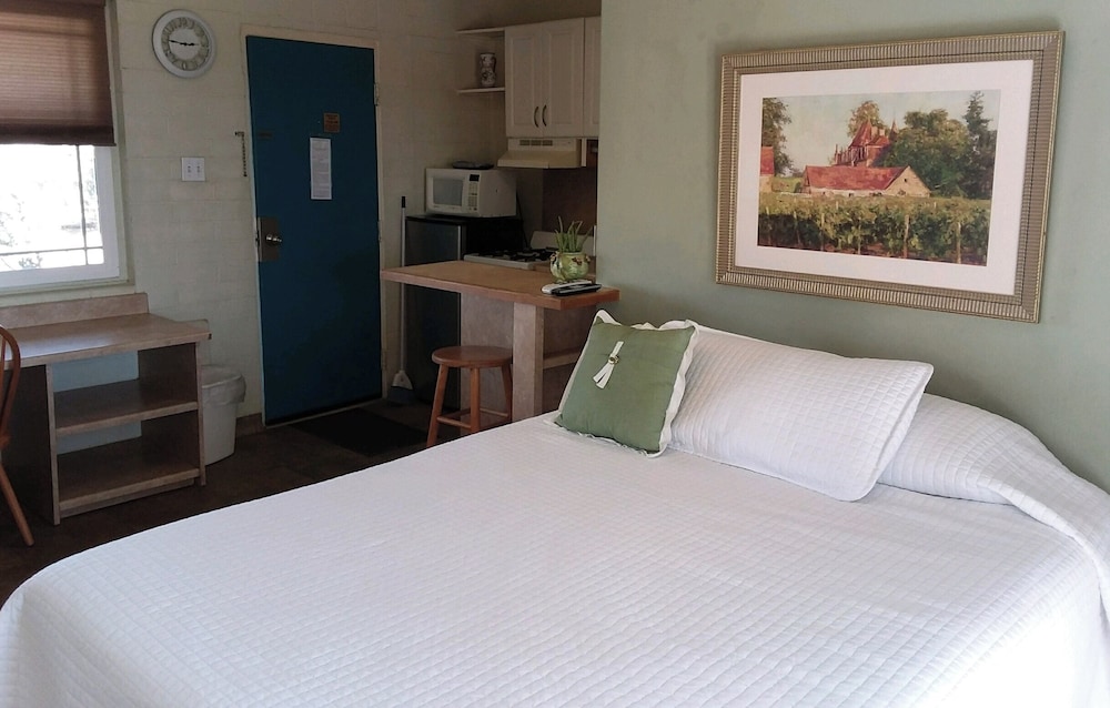 Hilltop Tavern & Inn - photo 3