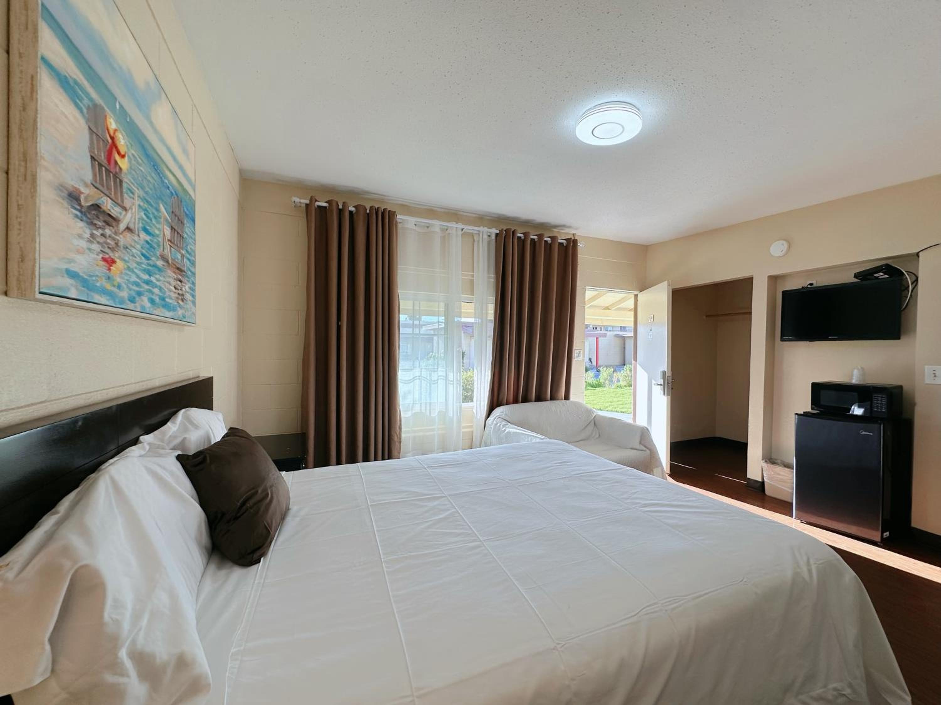 Royal Inn and Suites - photo 9