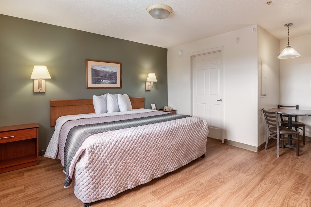 HomeTowne Studios & Suites by Red Roof Charlotte Concord - photo 7