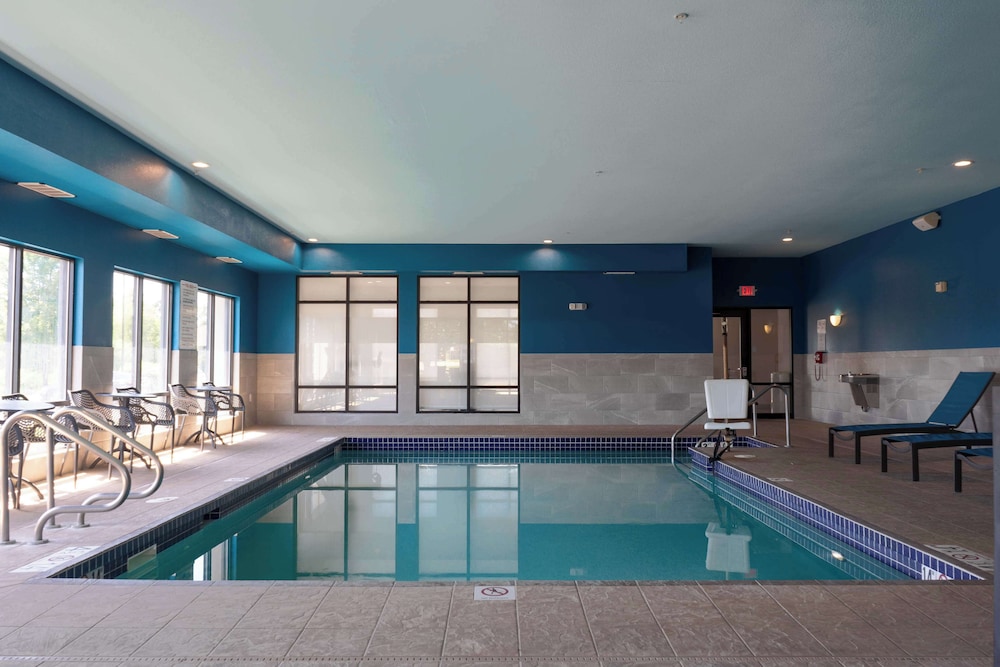 Hampton Inn Elkhorn Lake Geneva Area - photo 48