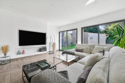 L’harmonie 8p 4bdr 3br Jardin & Parking in Cachan, France