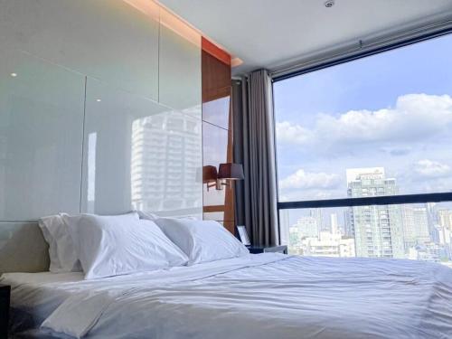 Grand Modern 2BR Ultra Fast WiFi Phrom Phong