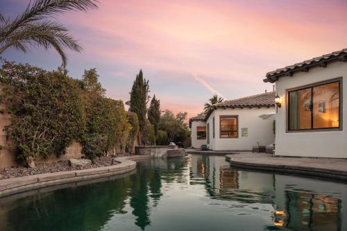 Desert Spring by Fieldtrip 8Bd Resort with Pool Spa Casita in Indio, United States