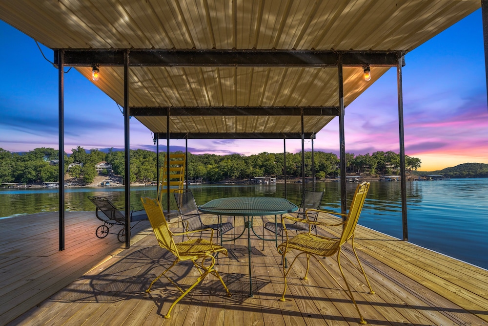 Firepit Kayaks Paddle Board Lake Views Great Location — hotel in Camdenton