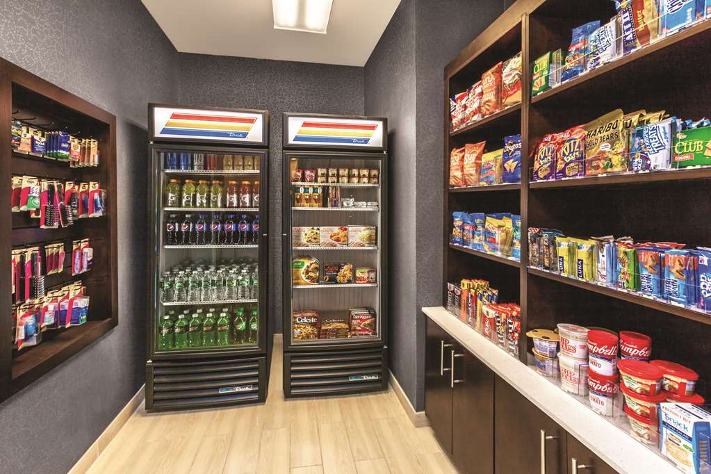La Quinta Inn & Suites by Wyndham Philadelphia Airport - photo 27