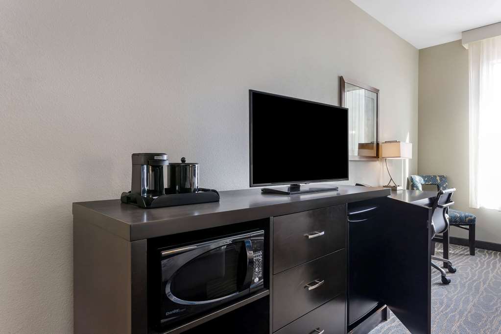 La Quinta Inn & Suites by Wyndham Odessa N. Sienna Tower - photo 22