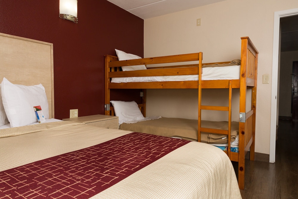 Red Roof Inn & Suites Pigeon Forge Parkway - photo 13