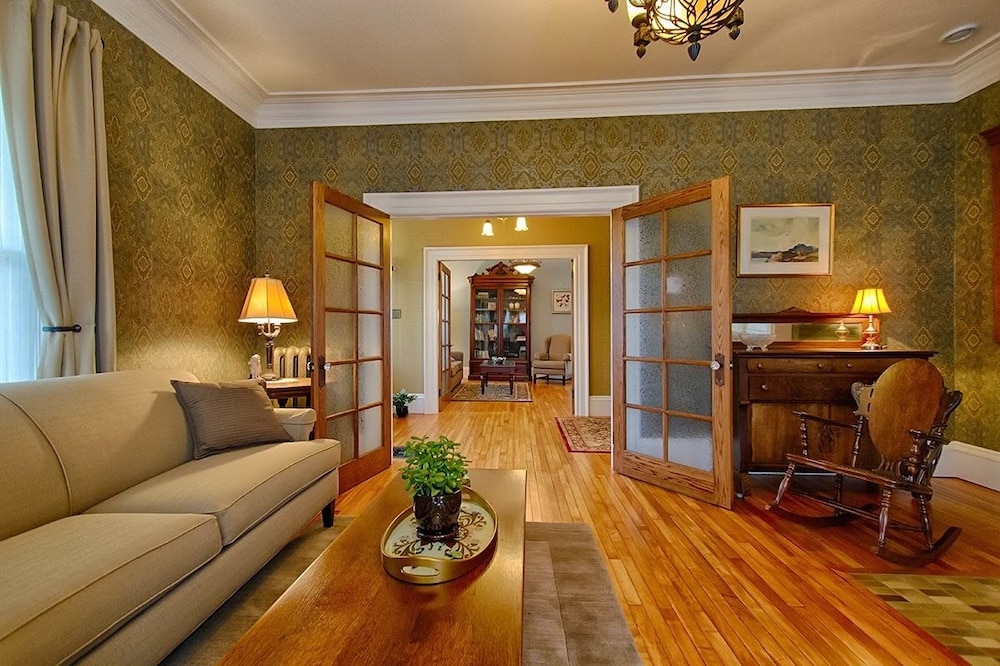 Rayski Guest House — 4-Star Luxury Hotel in Wolfville, Canada
