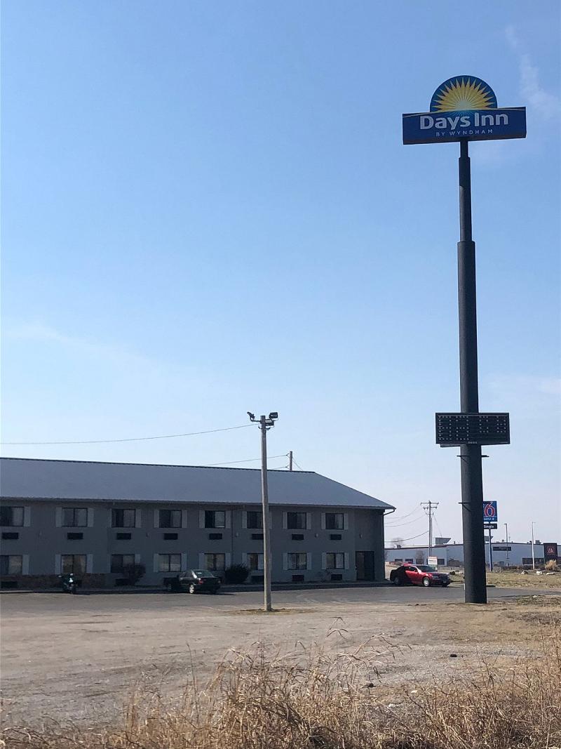 Days Inn & Suites by Wyndham Caseyville - photo 4