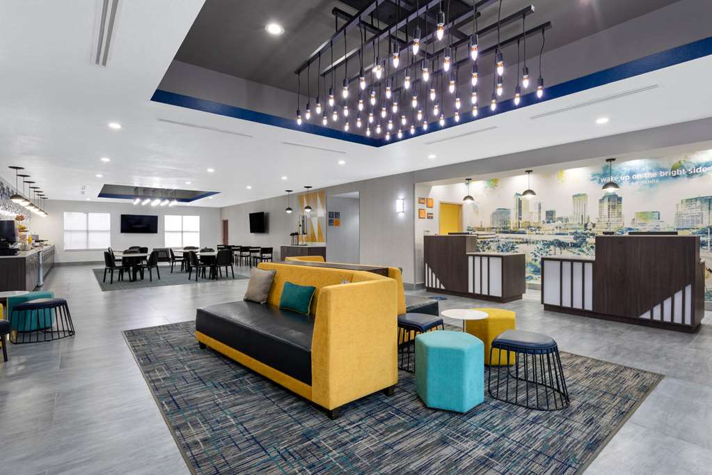 La Quinta Inn & Suites by Wyndham Tampa Central - photo 3