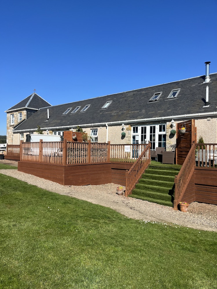 JOIVY Greenknowes Lodge With Hot Tub And Wood Burning Stove — 4-Star Luxury Hotel in Kelty, United Kingdom