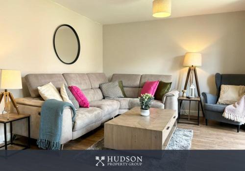 3 Bedroom Modern Property with Parking — 4-Star Luxury Hotel in Shrewsbury, United Kingdom