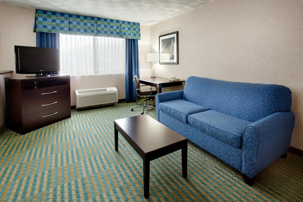 Holiday Inn Express and Suites by IHG - photo 7