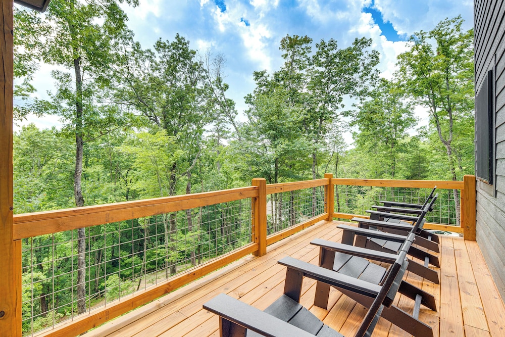 Modern Hiker S Haven W Dupont State Forest Views — Hendersonville
