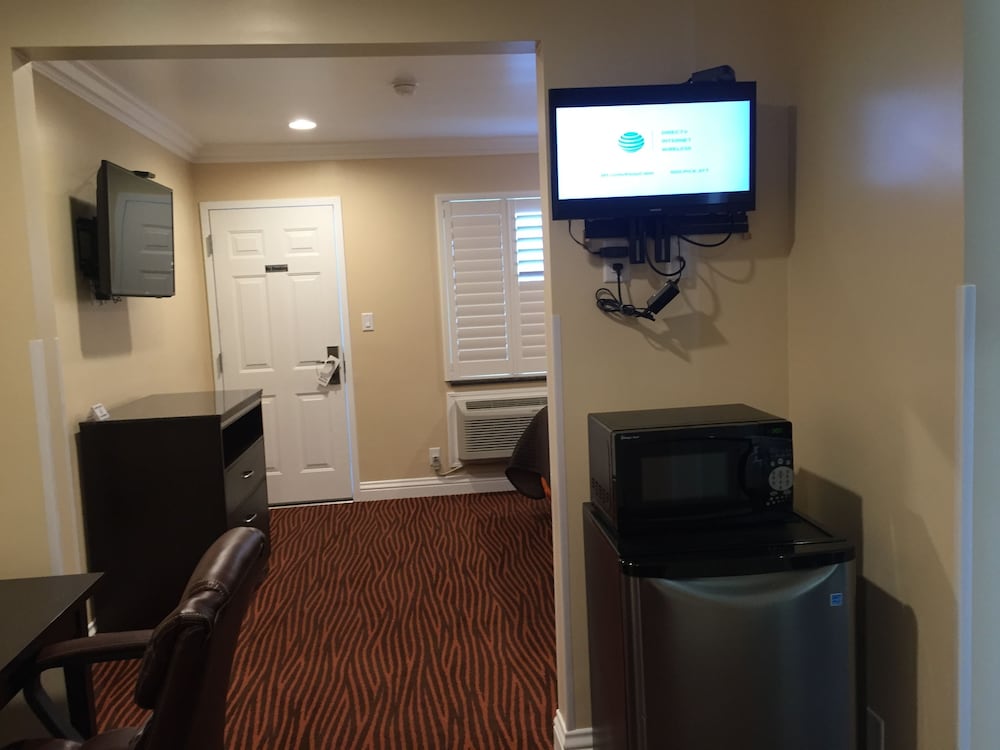Convention Center Inn and Suites - photo 14