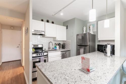 Eclectic Downtown & Cap Hill King bed & Kitchen - photo 9