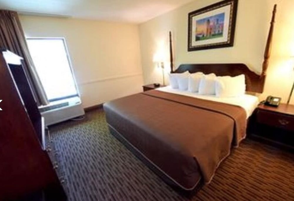 Grand Mackinaw Beachfront and Waterpark - photo 4