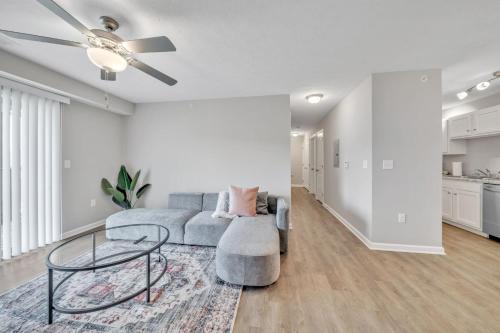 Stonecrest 712 2Bd Apt I Free Parking I Pool — 4-Star Luxury Hotel in New Albany, United States