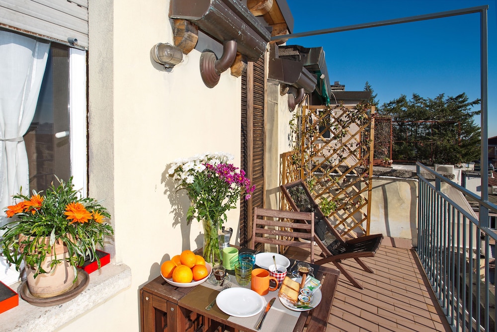 Milan Skyline Apartment Città Studi 1 min Metro Terrace Wifi Netflix — 4-Star Luxury Hotel in Milan, Italy