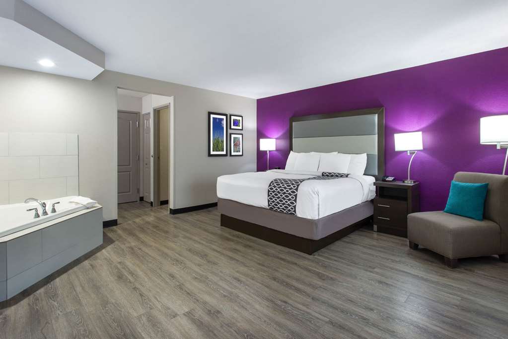 La Quinta Inn & Suites by Wyndham Effingham - photo 36