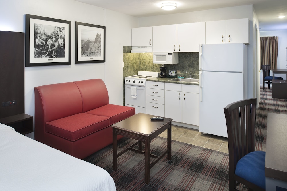 Luxbury Inn & Suites - photo 11
